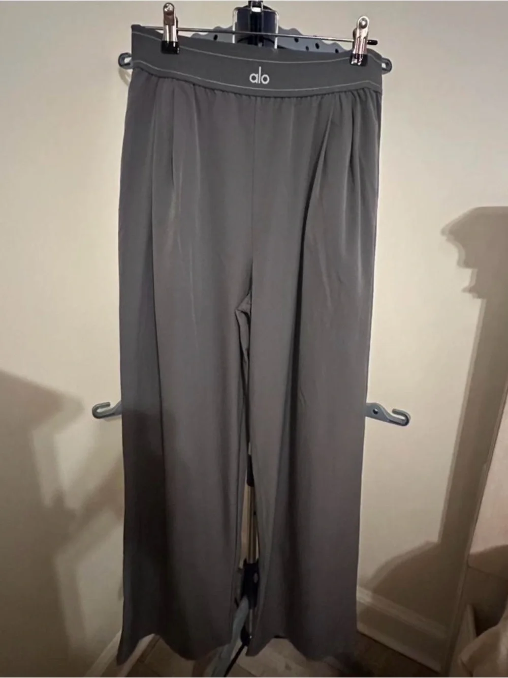 ALO Yoga Women's Wide-Leg Pants in Charcoal